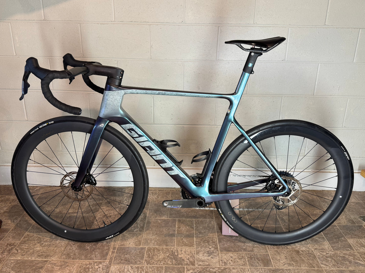 Giant propel advanced SL size m/L. New sram force e1 groupset. Oquo rp50ltd wheels.