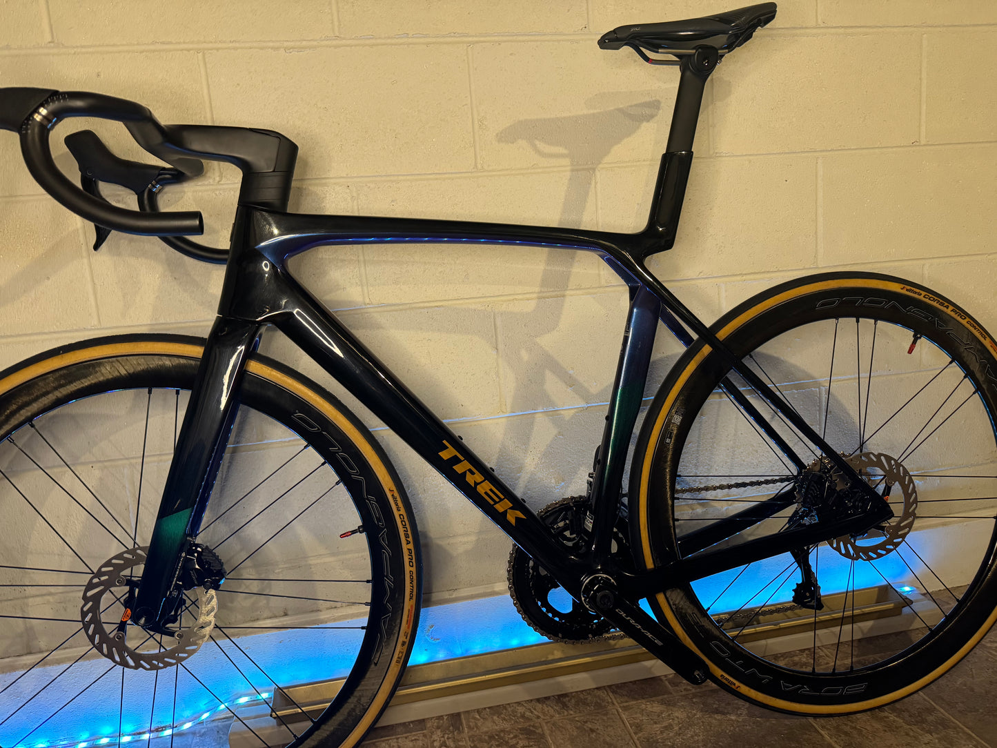 2025 Trek Madone Gen 8 Size M/L . Di2 Power Meter. Bora WTO Wheelset.