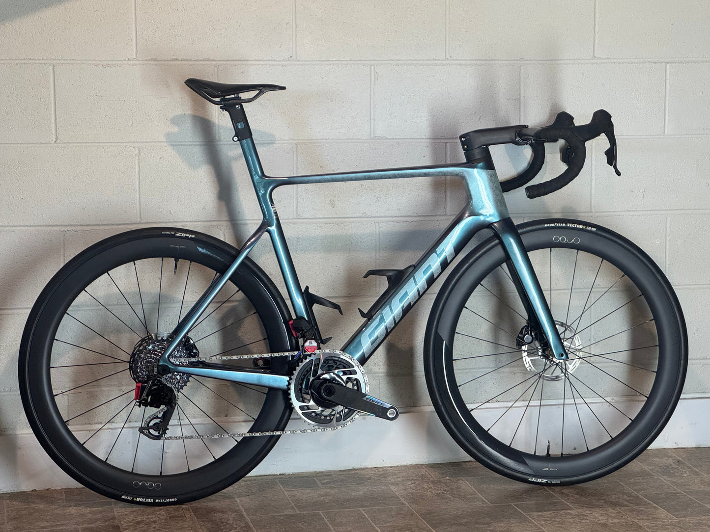 Giant propel advanced SL size m/L. New sram force e1 groupset. Oquo rp50ltd wheels.