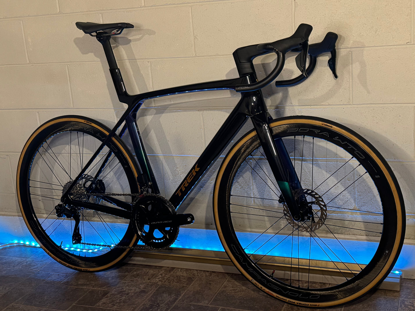 2025 Trek Madone Gen 8 Size M/L . Di2 Power Meter. Bora WTO Wheelset.