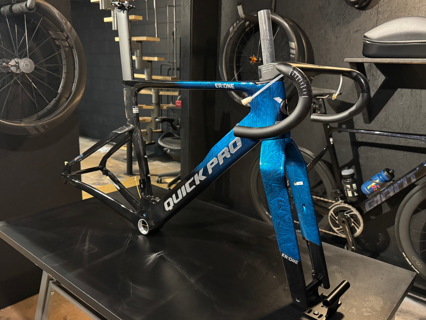 Quick pro er one size medium frameset new with bars