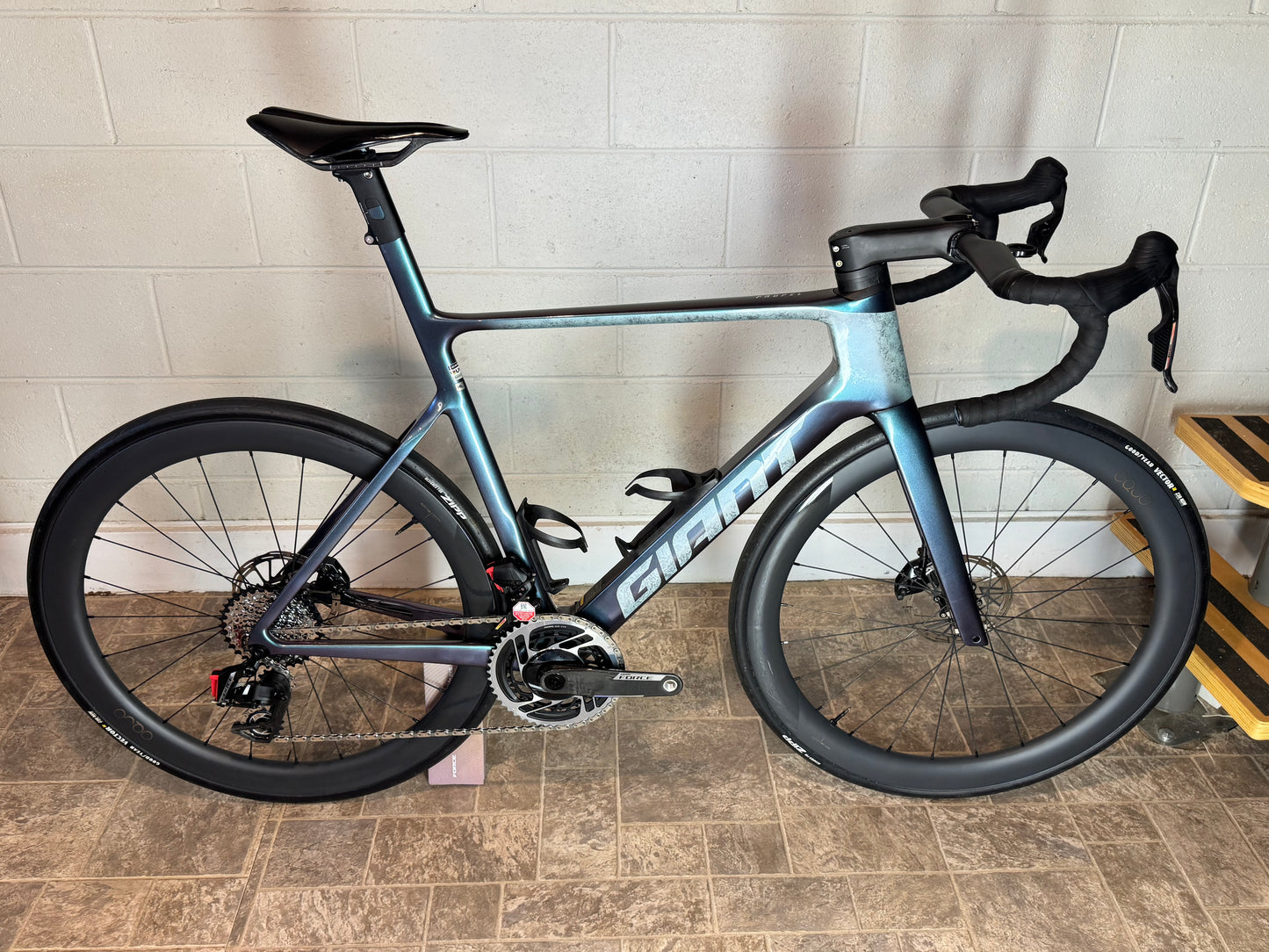 Giant propel advanced SL size m/L. New sram force e1 groupset. Oquo rp50ltd wheels.