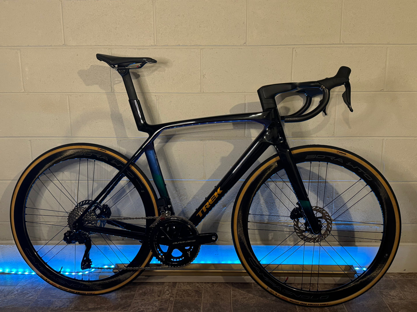 2025 Trek Madone Gen 8 Size M/L . Di2 Power Meter. Bora WTO Wheelset.