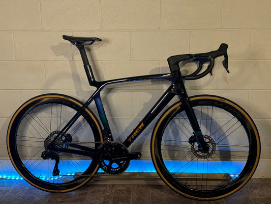 2025 Trek Madone Gen 8 Size M/L . Di2 Power Meter. Bora WTO Wheelset.