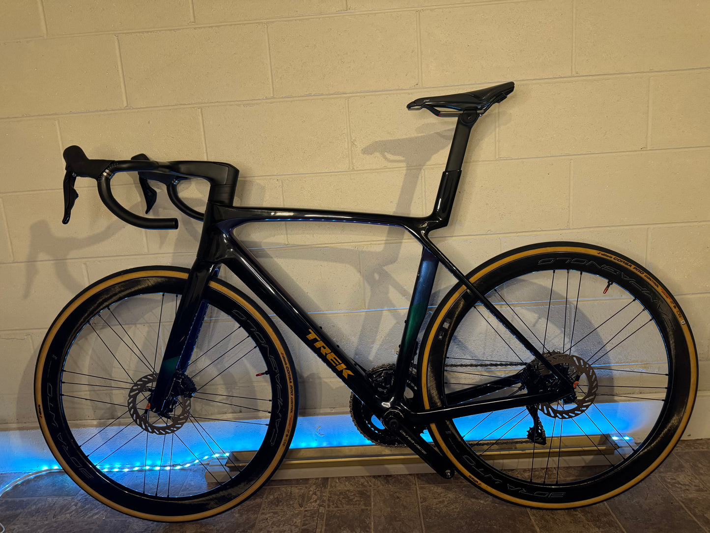 2025 Trek Madone Gen 8 Size M/L . Di2 Power Meter. Bora WTO Wheelset.