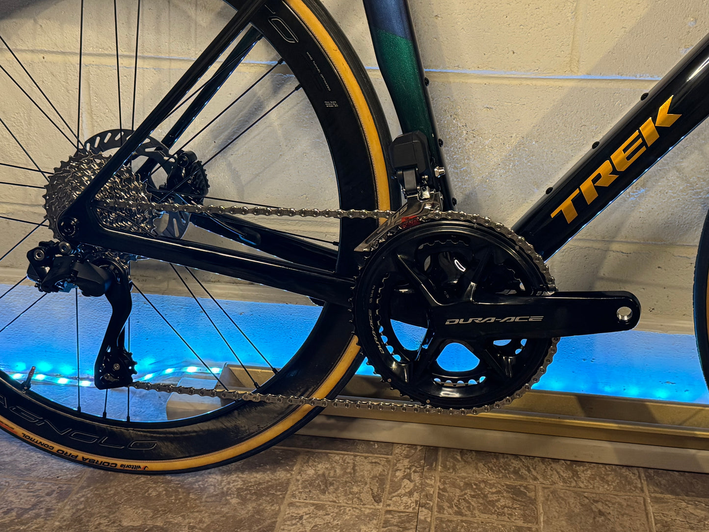 2025 Trek Madone Gen 8 Size M/L . Di2 Power Meter. Bora WTO Wheelset.