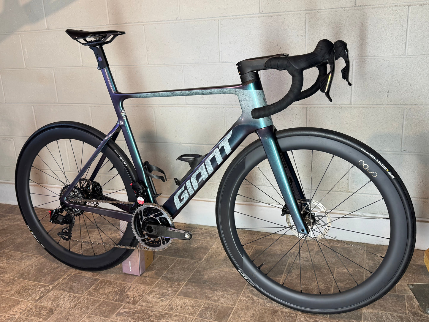 Giant propel advanced SL size m/L. New sram force e1 groupset. Oquo rp50ltd wheels.